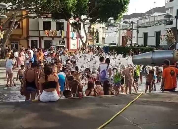 Ayer se celebró la fiesta de la espuma en la plaza pública de Lomo Magullo/TA.
